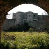 Un edificio che assomiglia a un castello e che al suo interno nasconde eleganti sale decorate con stucchi e affreschi. Parliamo dell�antica  masseria Don Cataldo, situata nelle campagne di Adelfia